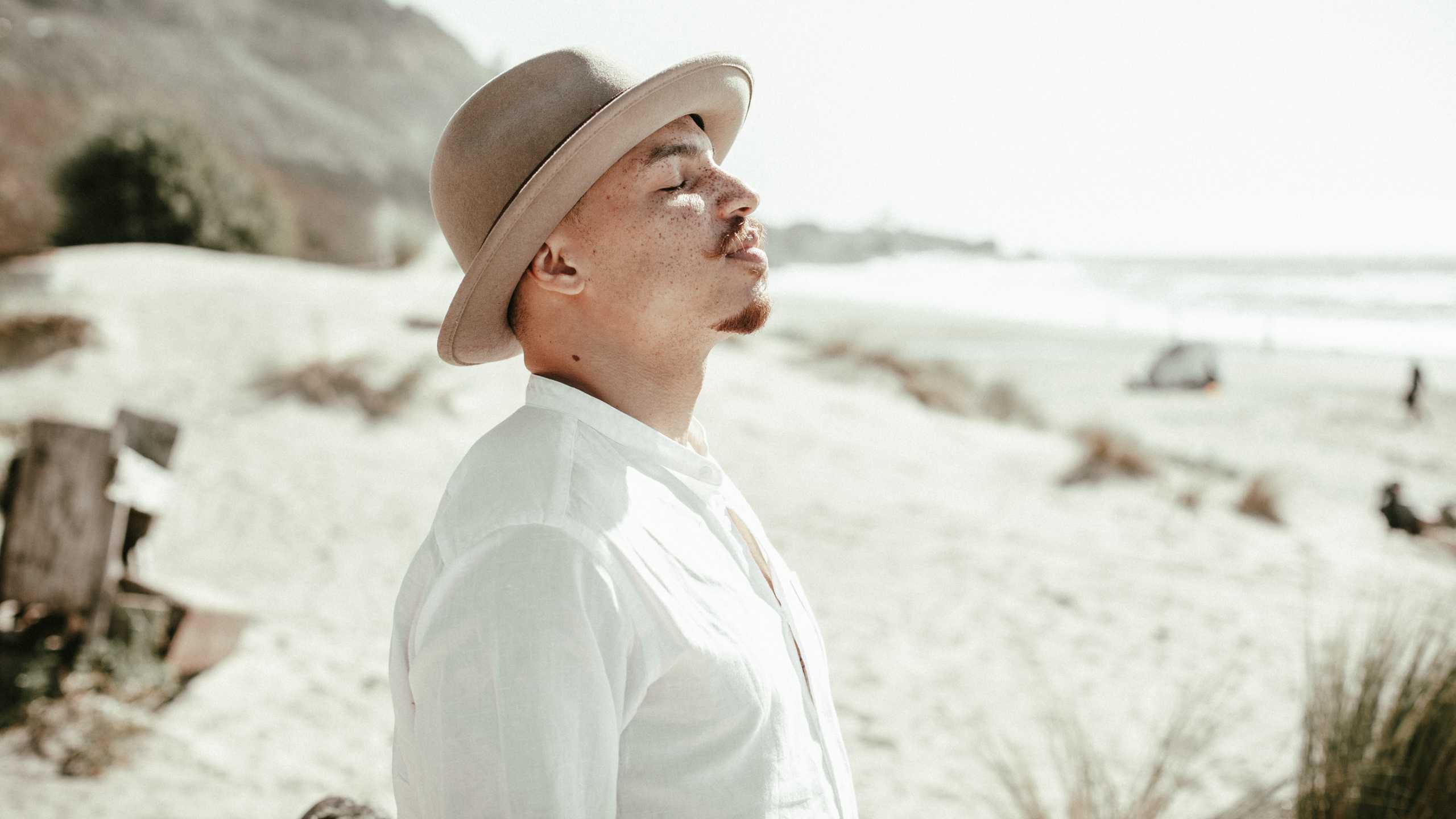 Image de fond avec Khan sur la plage